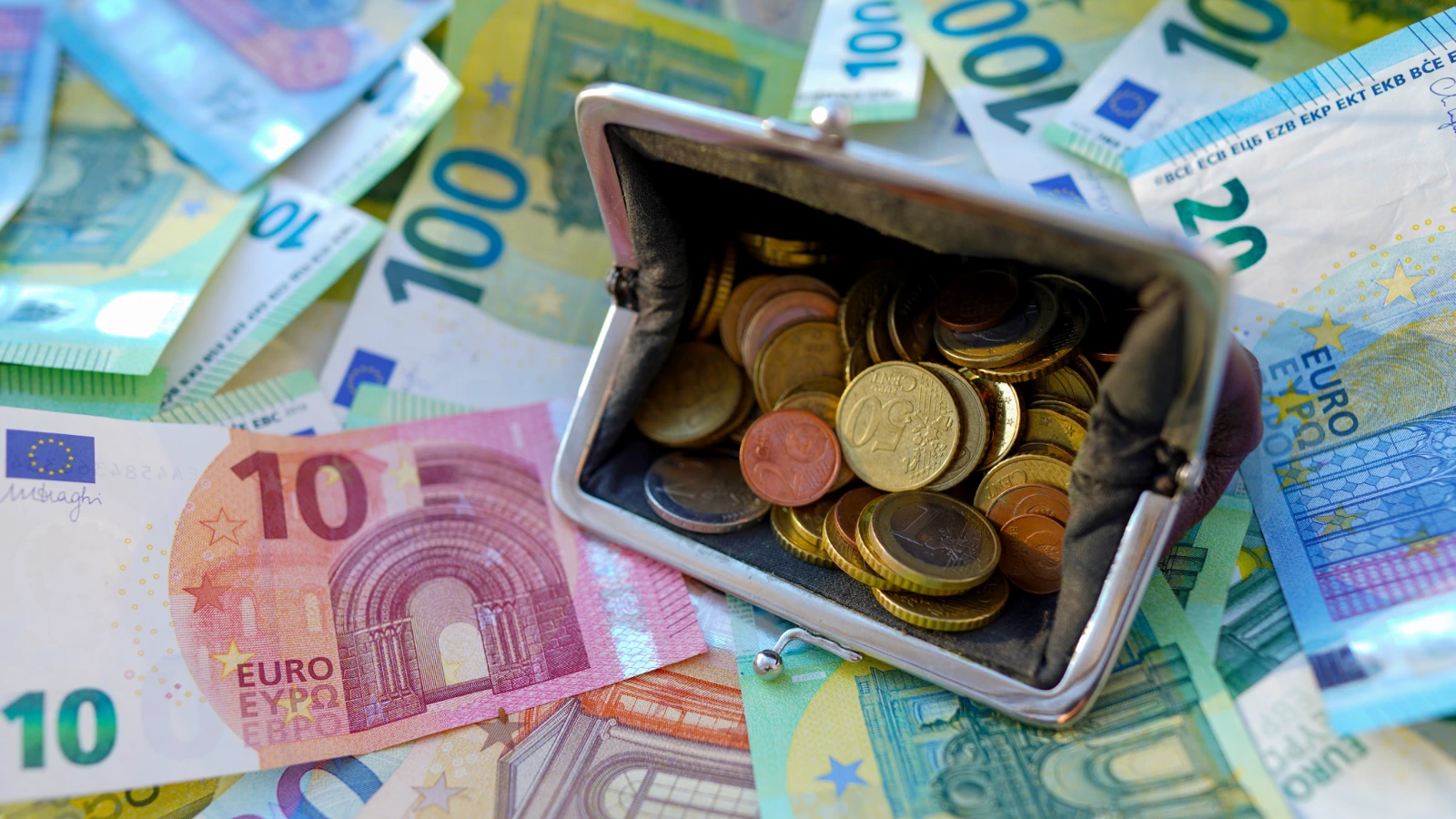 Dane Slovákom berú viac než kedykoľvek v minulosti