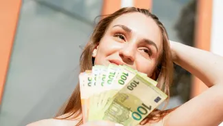 Peniaze z brigád si mladí odkladajú