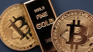 Zlato verzus Bitcoin za posledný rok