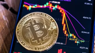 Bitcoin padol už o 5 000 dolárov