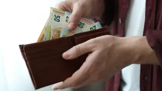 Vyššia úroková sadzba zasahuje do peňaženiek