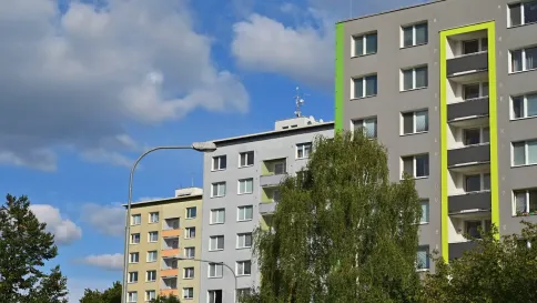 Bývanie za nájomné verzus cena nehnuteľností