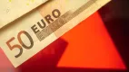 Euro oslabuje a inflácia stúpa