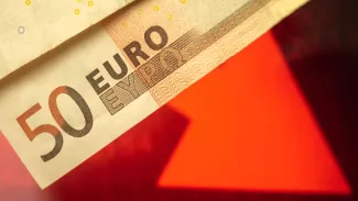Euro oslabuje a inflácia stúpa