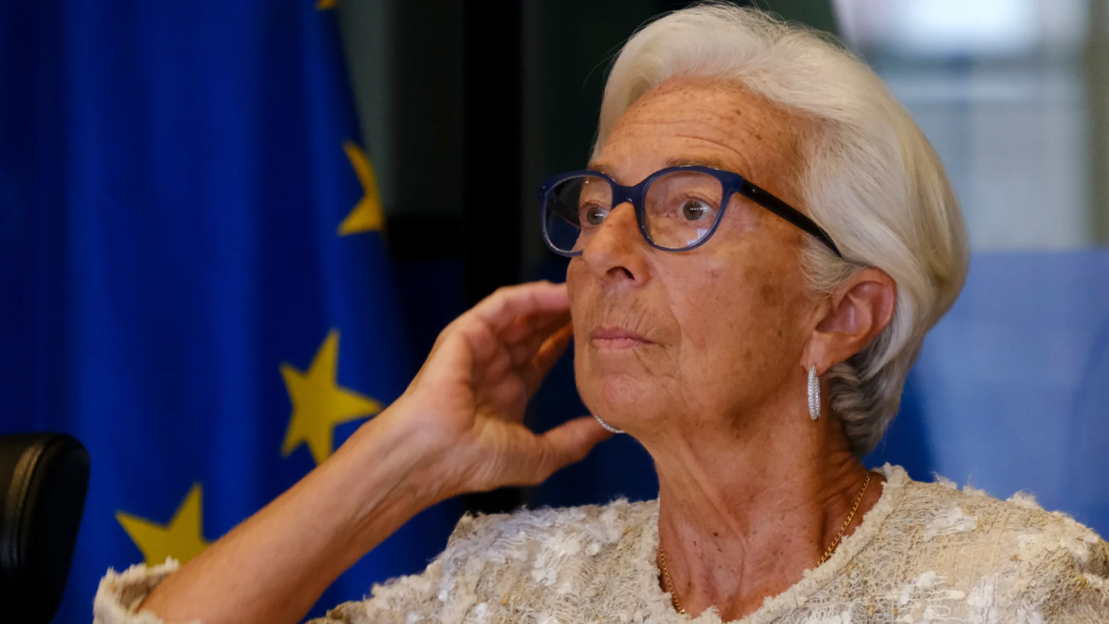 Euro padá rekordným tempom