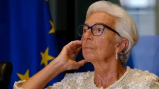 Euro padá rekordným tempom