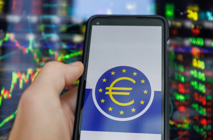 ECB má nový platobný systém, vraj je lepší než blockchain.