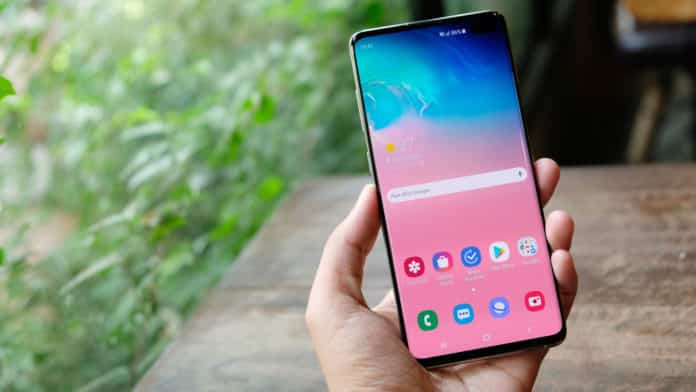 Smartphone Samsung Galaxy S10, zdroj: https://www.shutterstock.com/cs/g/Framesira Smartphone Samsung Galaxy S10