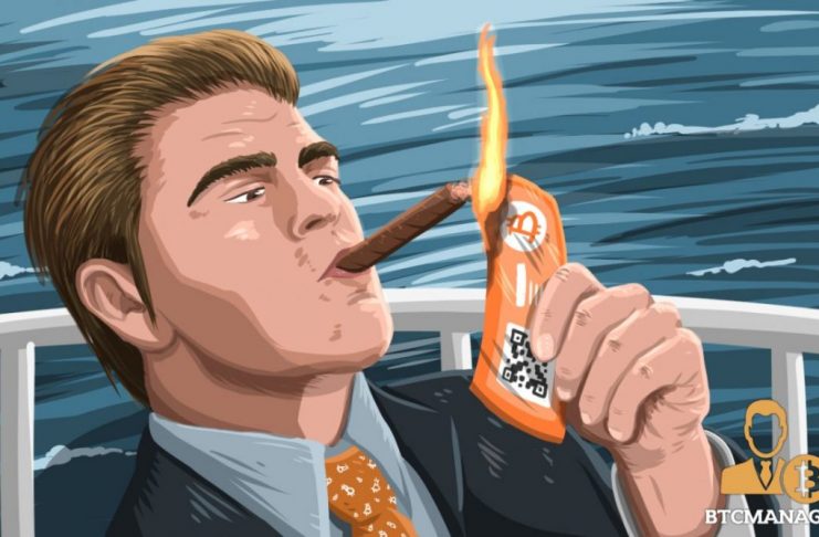 bitcoin, bohaty clovek si zapaluje cigaretu bitcoin bankovkou