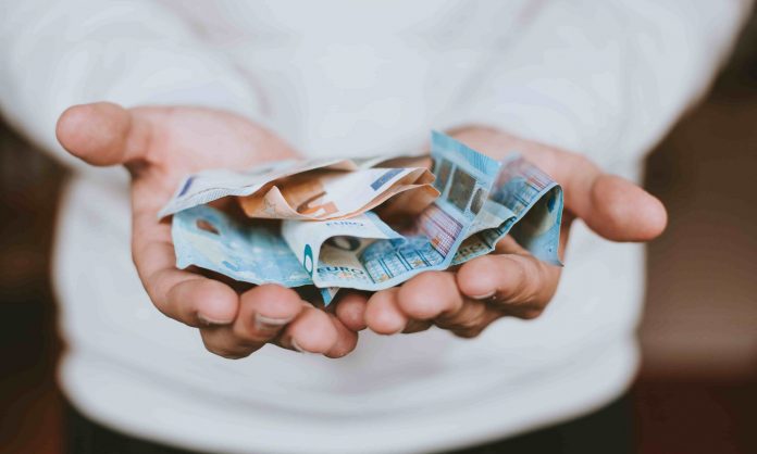 euro-money_how-to-earn-money-in-germany-as-a-student_my-life-in-germany-min-2000x1200 dotácie