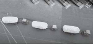 Tri tajomné autá pred továrňou Tesla ukryté pod plachtou