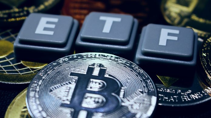 grayscale vs. sec vo veci btc etf. Zdroj: Shutterstock.com/Beneath Blue grayscale vs. sec vo veci btc etf
