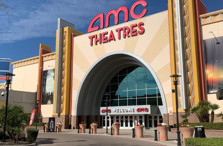 Vstupenky do kina v AMC za DOGE a SHIB budú k dispozícií už tento mesiac!