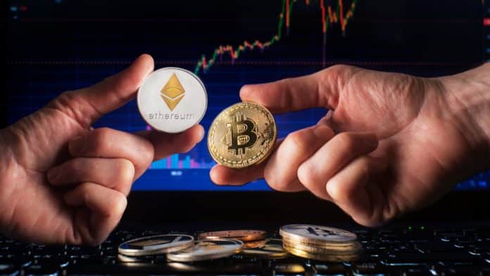 Bitcoin a Ethereum ťažba. Zdroj: Shutterstock.com/DUSAN ZIDAR Bitcoin a Ethereum ťažba