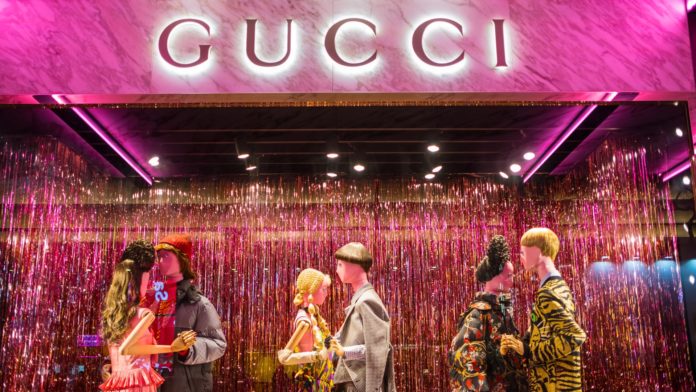 Luxusný tovar od Gucci je odteraz možné kupovať za Bitcoin či Shiba Inu! ,zdroj: www.shutterstock.com/DanielFung Luxusný tovar od Gucci je odteraz možné kupovať za Bitcoin či Shiba Inu!