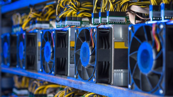 BItcoin a Ethereum baníci. Zdroj: Shutterstock.com/Mark Agnor BItcoin a Ethereum baníci