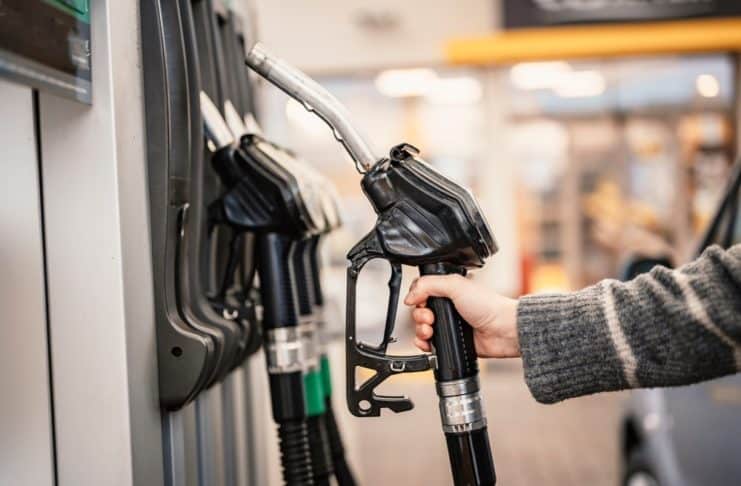 Dobrá správa pre motoristov – benzín aj nafta opäť zlacneli, ropa by nemala ďalej stúpať