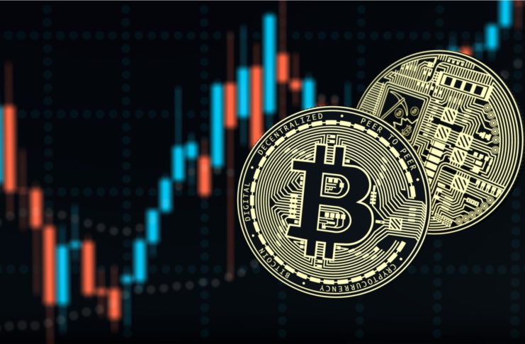 Bitcoin postupne padá dole