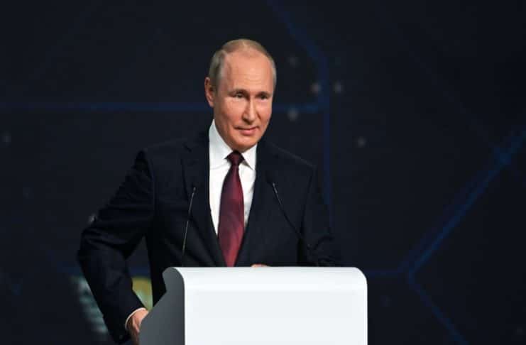 Putin podpísal zákon zakazujúci digitálne platby