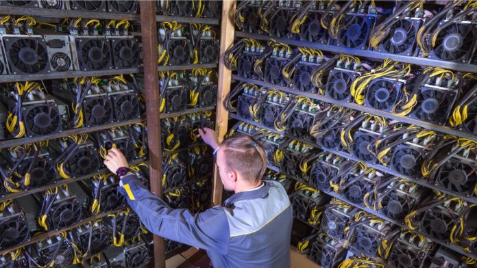 Ťažba kryptomien po aktualizácii The Merge. Zdroj: Shutterstock.com/Mark Agnor Ťažba kryptomien po aktualizácii The Merge