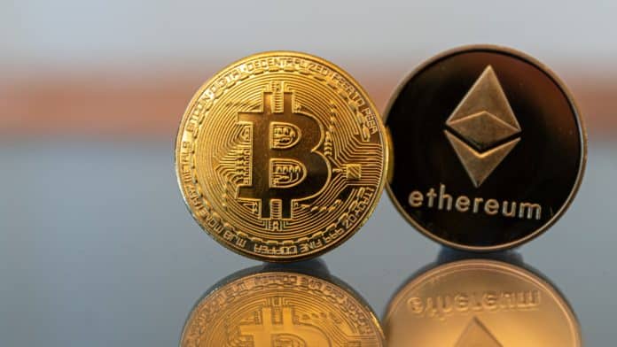 Bitcoin a Ethereum. Zdroj: Shutterstock.com/Peter Galleghan Bitcoin a Ethereum