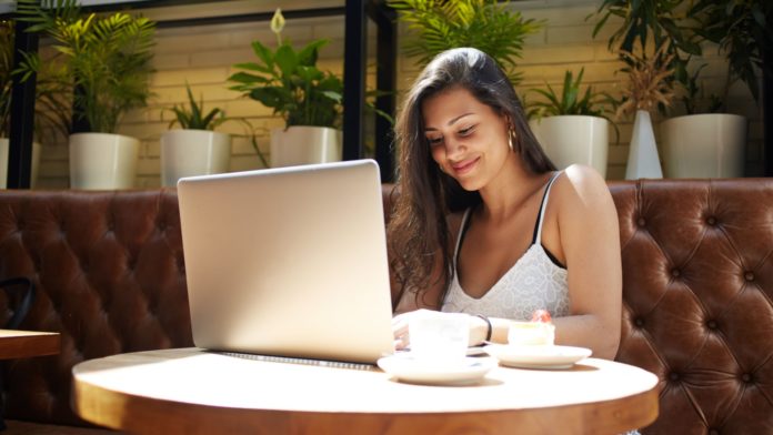 Ako zarobiť na internete peniaze. Zdroj: shutterstock.com/GaudiLab Ako zarobiť na internete peniaze