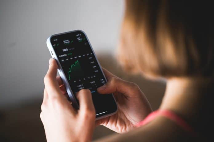 Obchodovanie na telefóne. Zdroj: shutterstock.com/Kovalova Olena Obchodovanie na telefóne