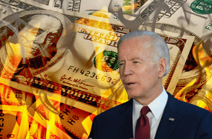 Joe Biden údajne zničil dolár.