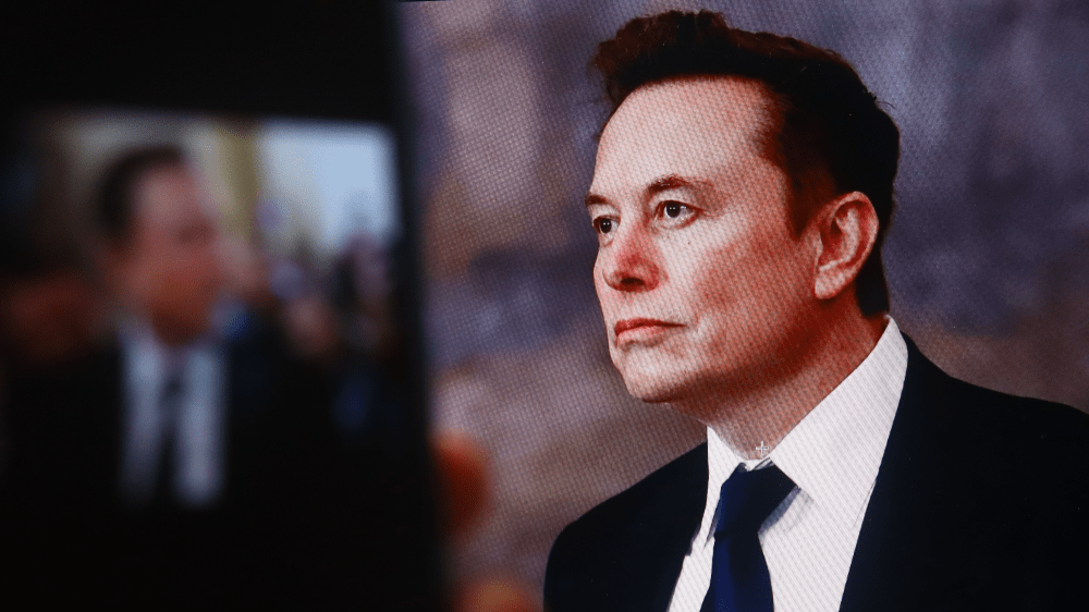 Satoshi Nakamoto dýcha na chrbát miliardárom