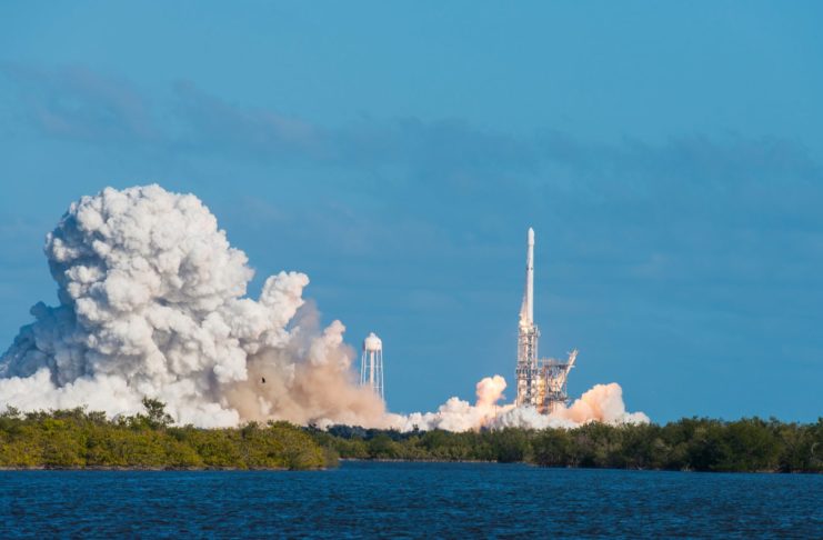 Pozrite si záznam zo štartu najväčšej rakety na svete!