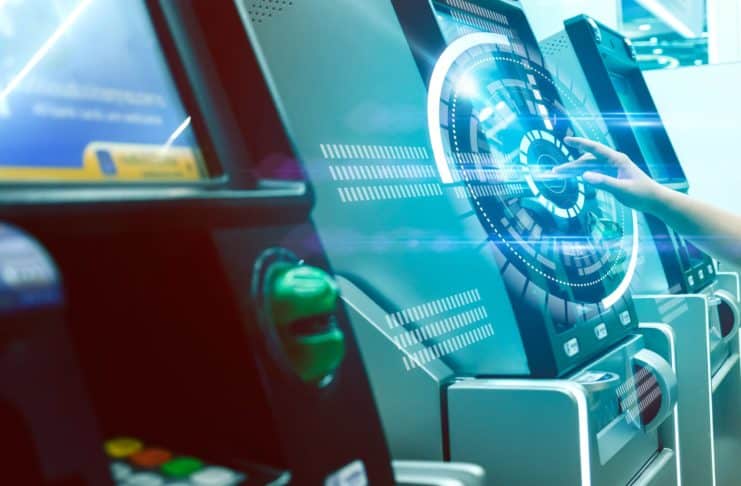 Najväčší svetový prevádzkovateľ bankomatov sa sťažuje na kryptomeny.