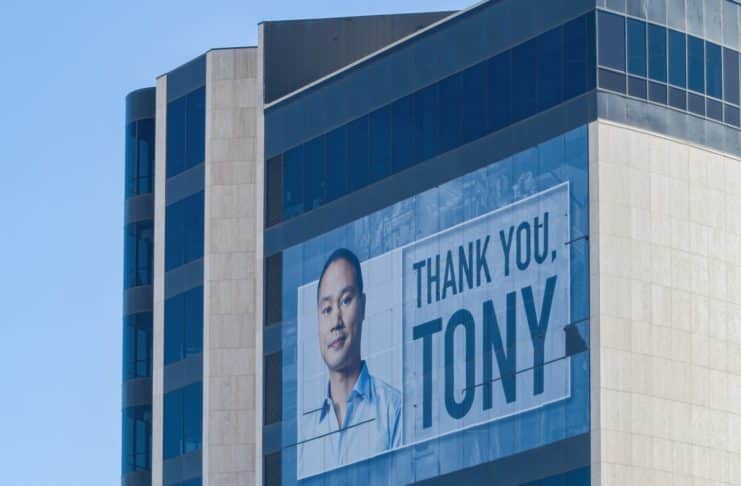 Tony Hsieh (riaditeľ Zapposu).
