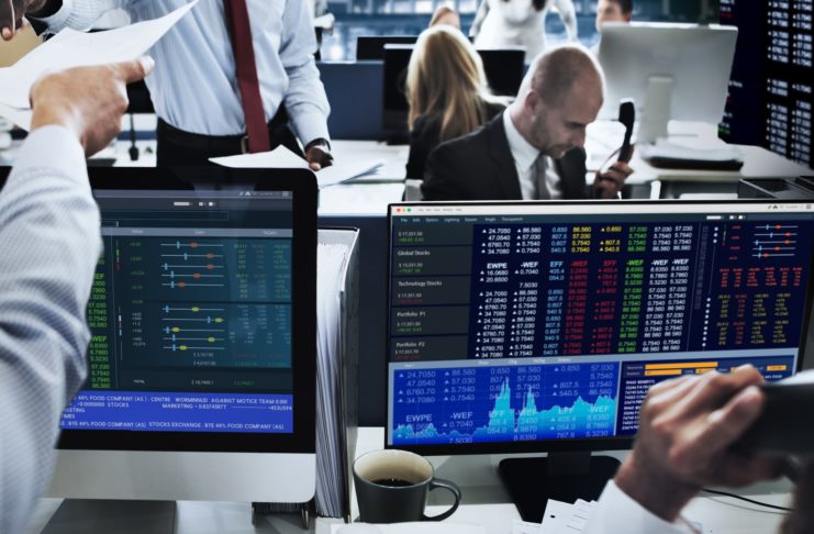 Wall Street investuje do krypta. Bitcoin aj napriek tomu padá.