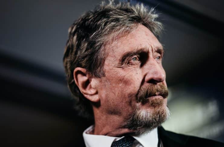 Zomrel John McAfee