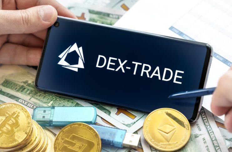 Peniaze prúdia do DEX búrz ako Uniswap