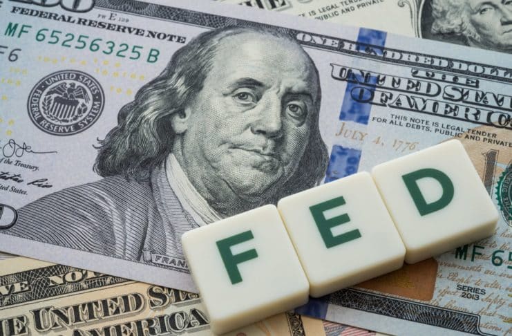Peter Schiff: Trhy stále fungujú na základe falošnej dôvery vo FED