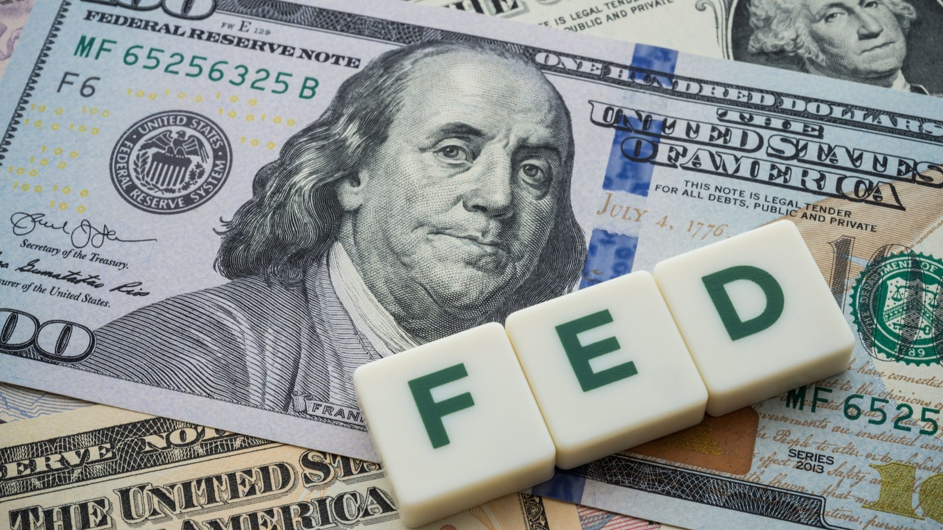 Peter Schiff: Trhy stále fungujú na základe falošnej dôvery vo FED