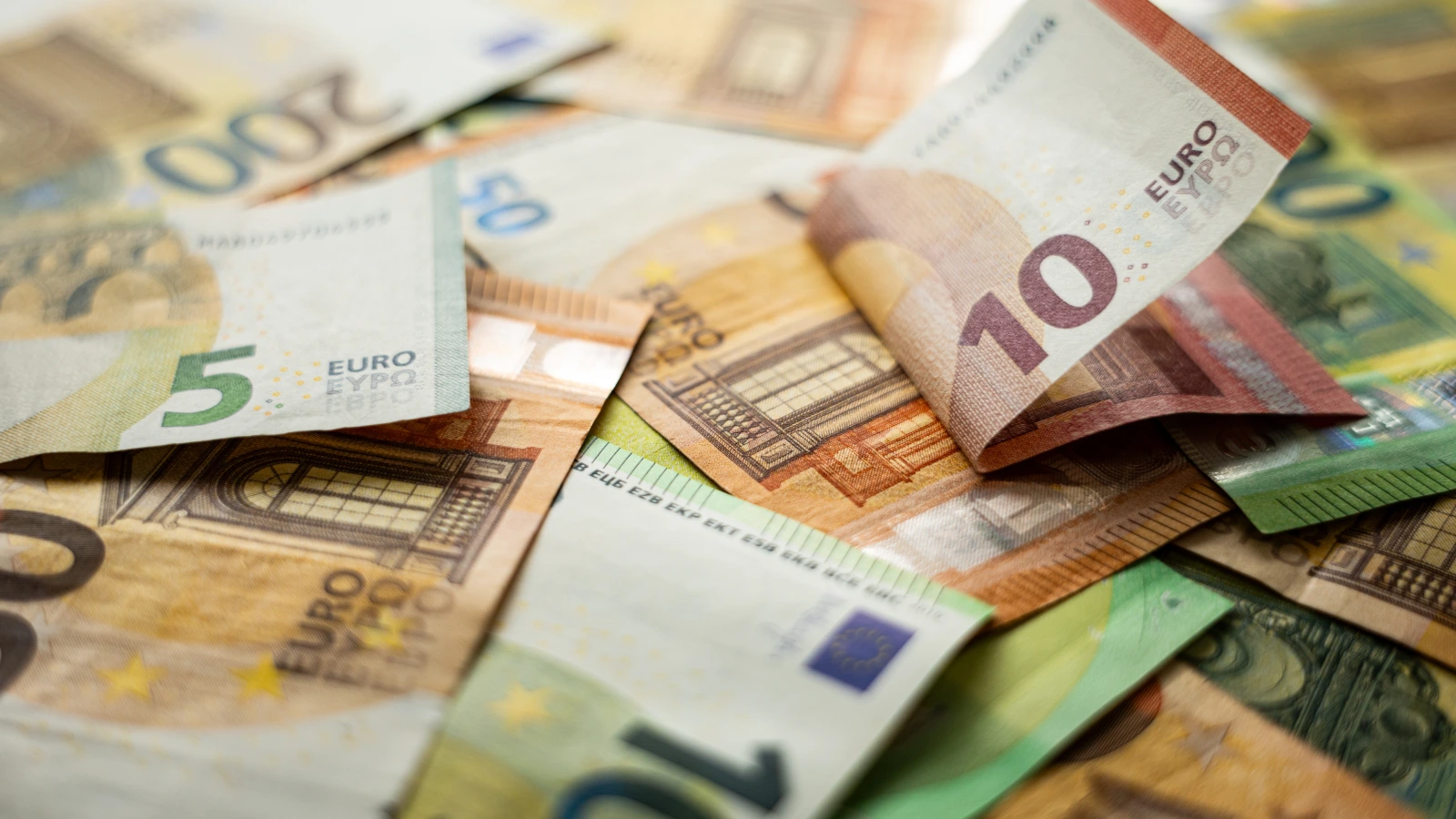 Slováci držia miliardy na bežných účtoch
